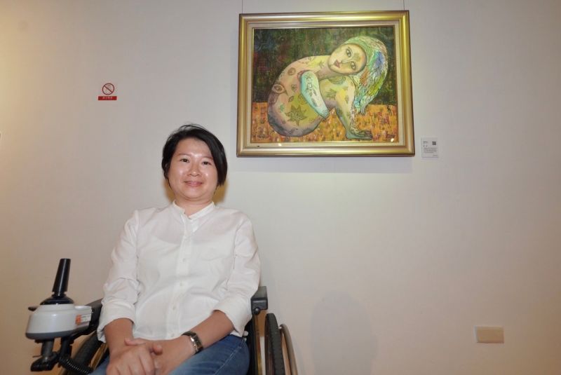 ▲得獎藝術家鄭鈴與其作品《刺青的女人》。（圖／品牌提供）