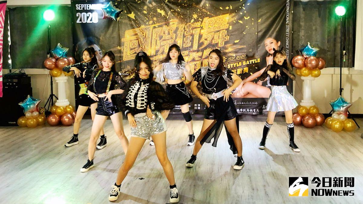 ▲「國際街舞藝術節」比賽以開放式的舞台來進行舞風競賽，讓民眾近距離體驗多彩的街頭藝術。（圖／記者陳美嘉攝，2020.08.24）