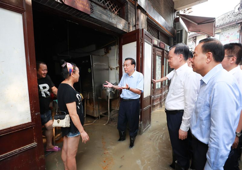 ▲李克強前往四川重慶探視災民。(圖/翻攝自中國政府網)