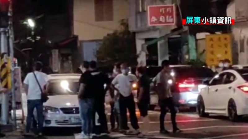 ▲店家與客人糾紛在警局處理雙方撂人支援,一群年輕男子,手插著腰,聚集在街上。(圖/屏東小鎮資訊提供