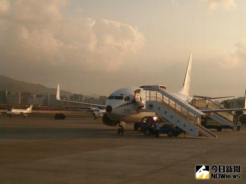 ▲空軍編號3701的「空軍一號」總統專機平時停放於松山機場的松指部內。（圖／記者呂炯昌攝）