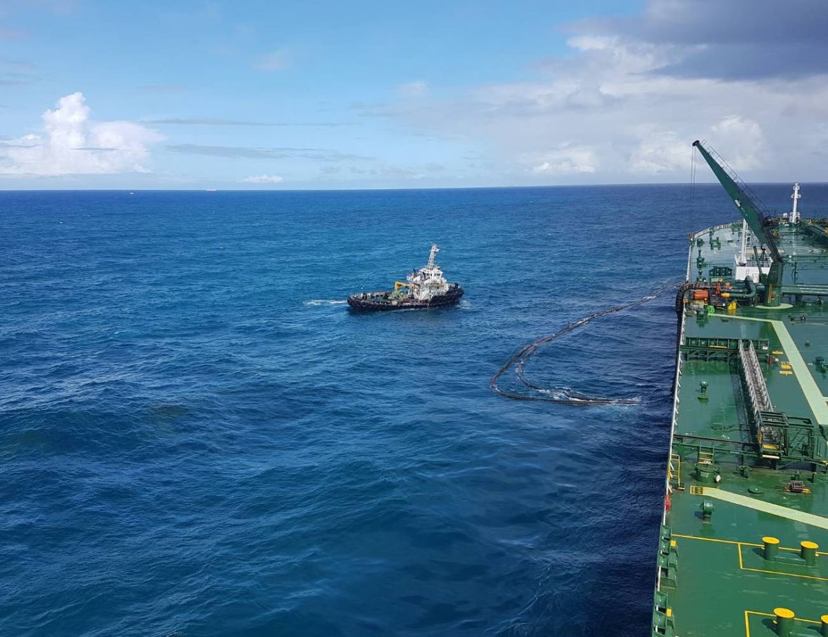 ▲中油大林廠外海原油滲漏，採取積極應變措施，減少油汙汙染擴散及除汙。(圖／中油大林廠提供)