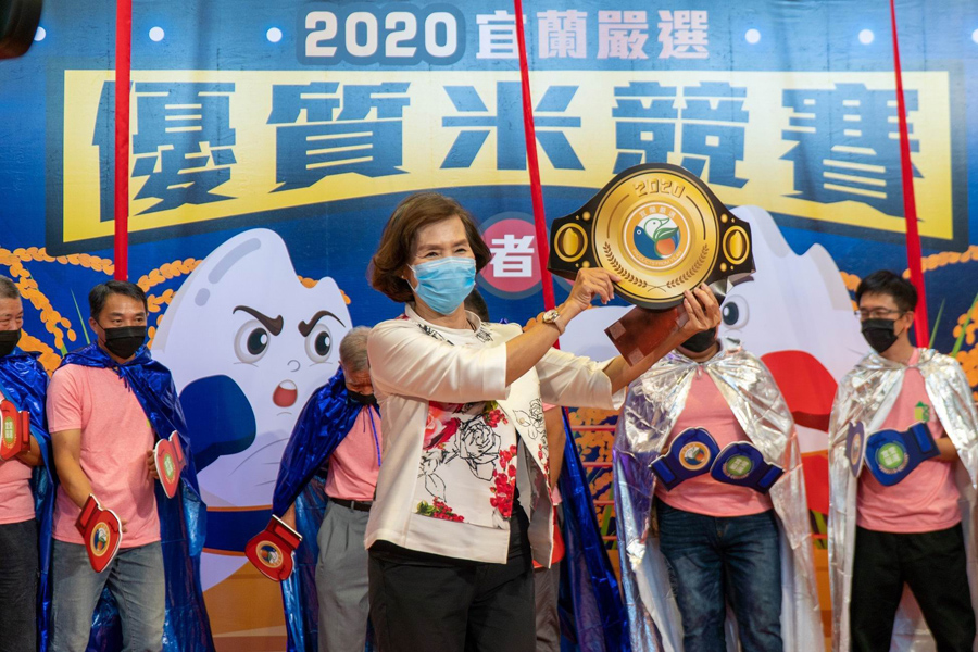 ▲2020宜蘭嚴選優質米冠軍爭奪戰，取得最終決選入場券的17位農友摩拳擦掌準備爭奪競賽的冠軍腰帶。（圖／宜蘭縣政府提供)