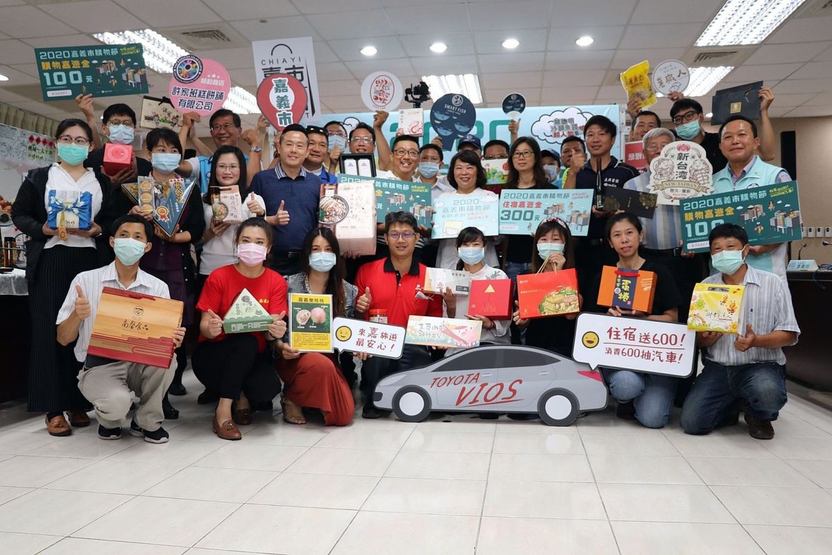 ▲可上傳至LINE@ (ID:@wubuywubobi)登錄抽汽車等3百多項好禮。〔圖／嘉市府提供〕