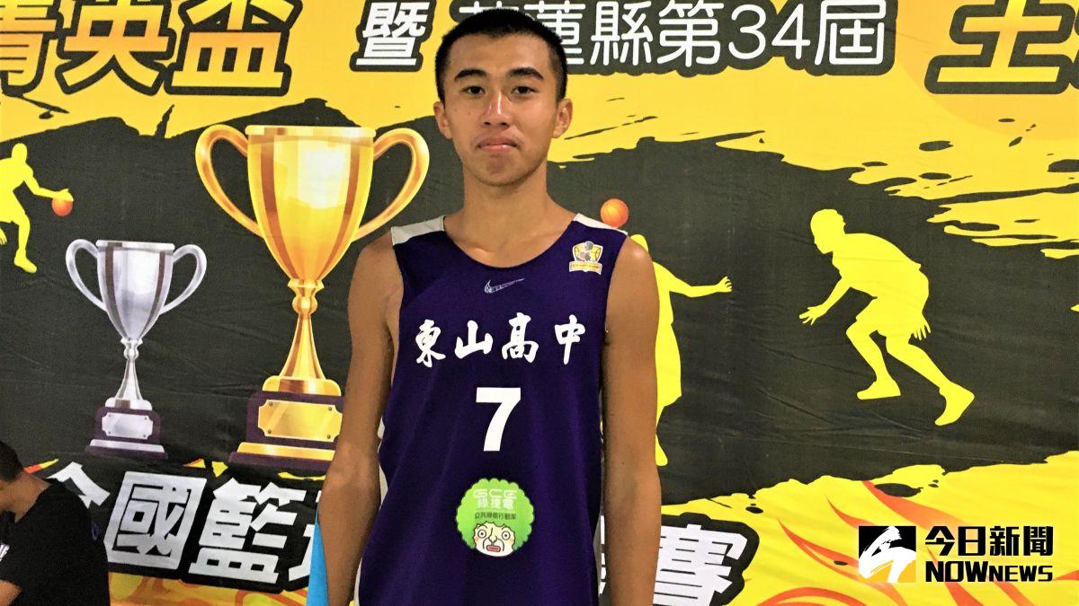 ▲東山教頭廖覎鋕盼「衛魏接班」魏芃禾和衛冠宇能扛起招牌，魏芃禾穿起代表隊長的7號球衣。（圖／鍾東穎攝 ,2020.08.24）