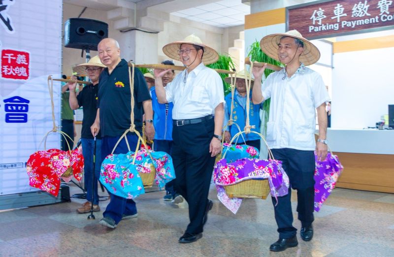 ▲今年全國義民祭活動由”北埔鄉、寶山鄉及峨眉鄉”輪值,今(24)日在新竹縣政府舉辦的全國義民祭活動記者會中,縣長楊文科、客委會副主委范佐銘、義民廟董事長林光華等人一同挑擔進場,為活動揭開序幕。(圖/記者金祐妤攝,109.8.24)