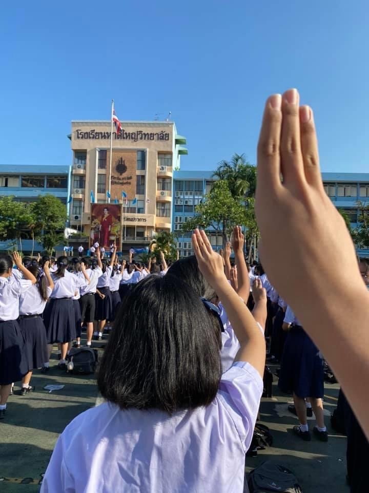 ▲泰國抗議行動仍持續，至少超過10所的各大中學出現學生們集體在升旗典禮時舉起象徵反抗威權獨裁的三指禮，畫面宛如電影《飢餓遊戲》。（圖／翻攝自推特）