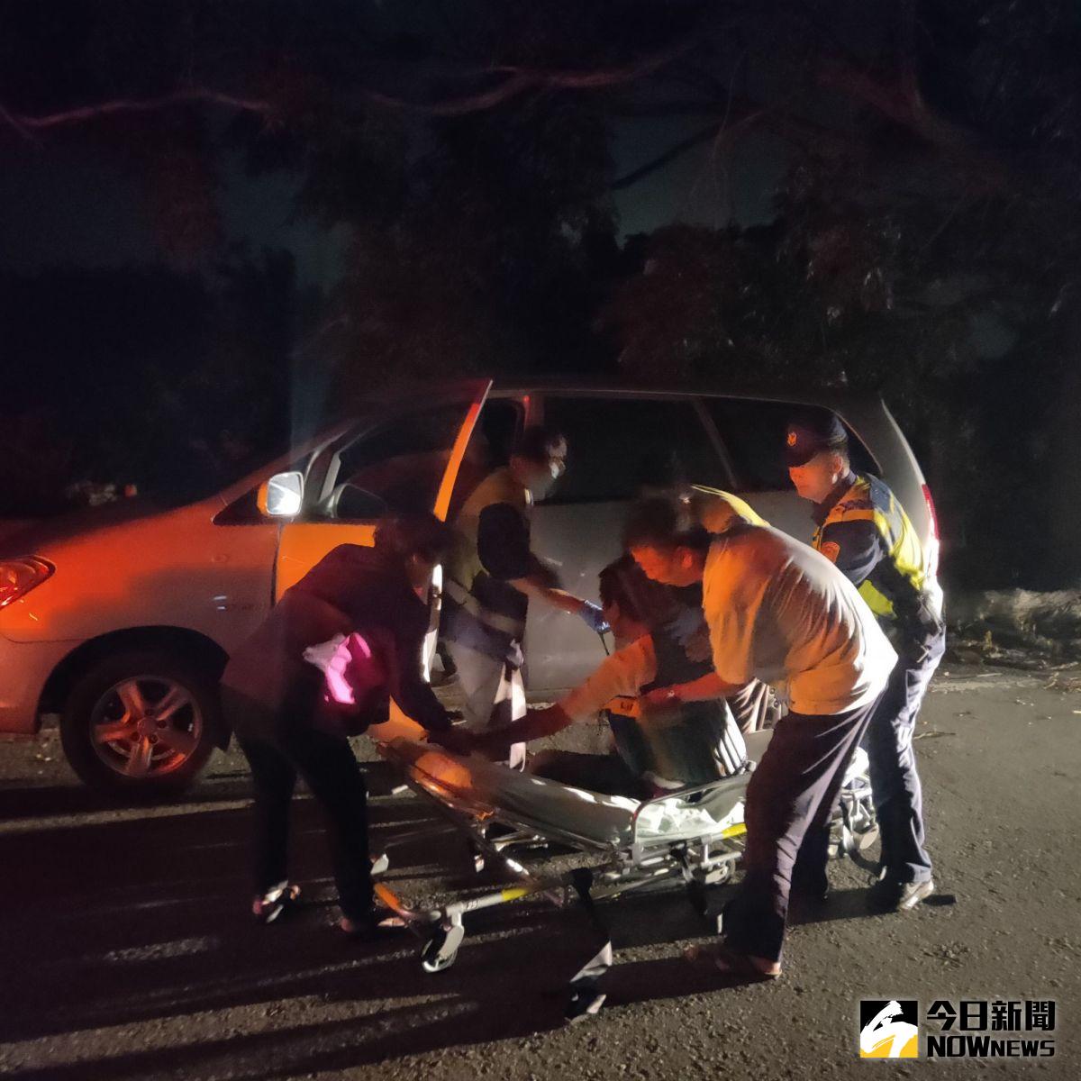 ▲二水鄉源泉派出所員警在二水鄉引水道路巡邏，發現一部銀色自小客貨車停放昏暗路邊，駕駛昏迷通報119救援，及時救回生命。（圖／記者陳雅芳翻攝，2020.08.24）