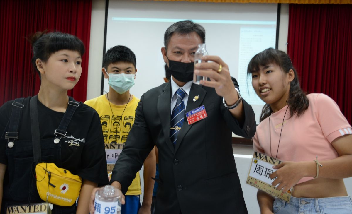 ▲惟仕國際同濟會會長林明茂(右1)與國中生們一起製作酒精手洗液，可隨身攜帶消毒。（圖／記者蘇榮泉攝，2020.08.24）