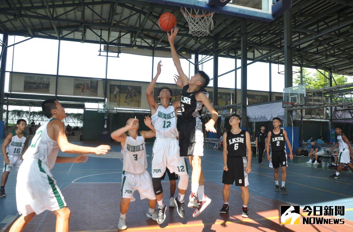 ▲高男乙組高雄高工(白衣)vs.鹿港高中(黑衣)，高雄高工以48:34擊退鹿港高中取得預賽第一勝。（圖／記者陳雅芳攝，2020.08.24）