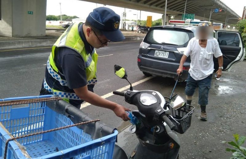 ▲臺西暖警幫老翁機車加滿油讓老翁能順利返家。(圖/記者蘇榮泉攝,2020.08.24)