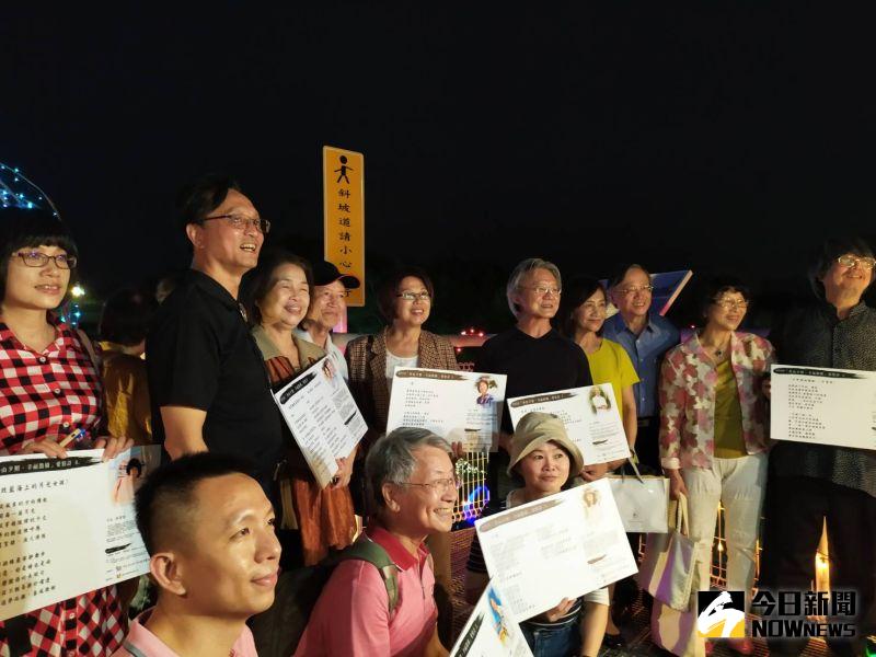 ▲14位詩人的情詩,將陪伴漫步幸福鵲橋的眾人。(圖/記者葉靜美攝,2020.08.24)