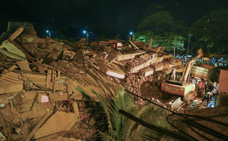 ▲印度西部馬哈拉施特拉邦 1 棟 5 層樓公寓， 24 日晚間驚傳倒塌事故。（圖／美聯社／達志影像）