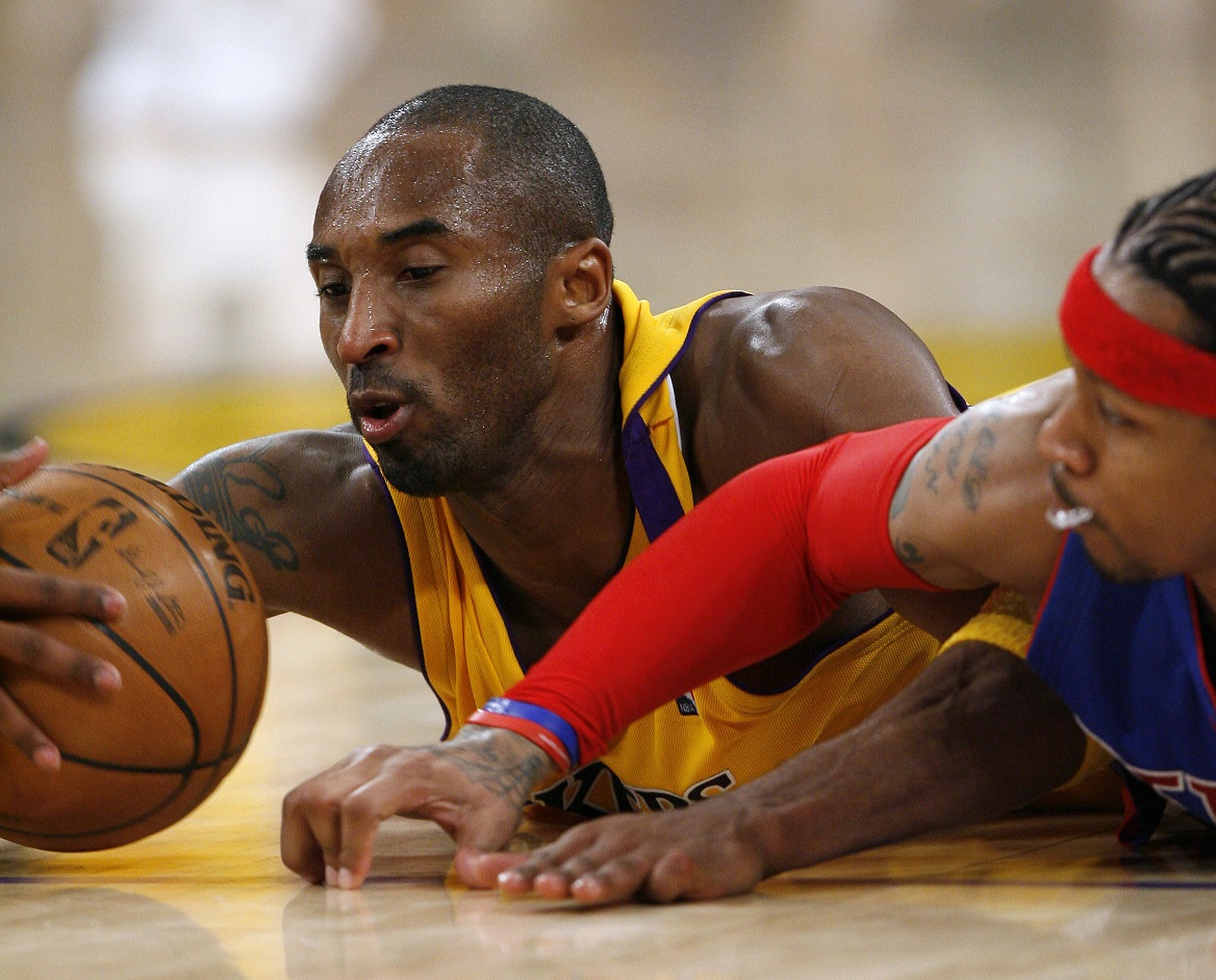 ▲Kobe Bryant(左)和Allen Iverson(右)倒地爭搶球權。（圖／美聯社／達志影像）