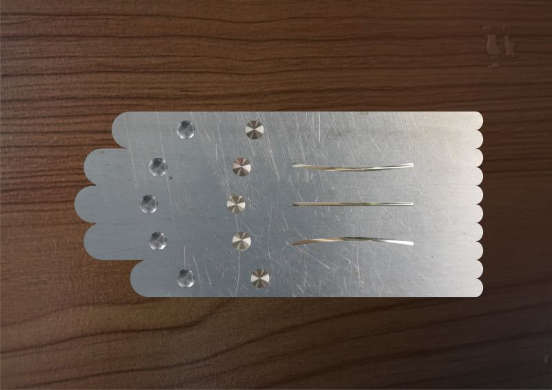 ▲造型系助理教授施沛潔創作的「多功能手掌型的刮痧板」可調整溫度，適用於全身各部位，榮獲銀牌獎。（圖/吳鳳科大提供，2020.08.25）
