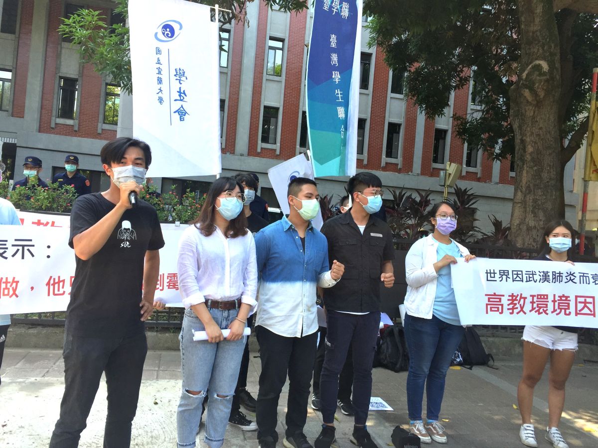 ▲國立宜蘭大學學生會與建築與永續規劃研究所學生今（25）日赴教育部陳情，抗議前所長謝宏仁因濫用職權定讞後仍未被解聘。（圖／記者黃仁杰攝,2020.08.25）