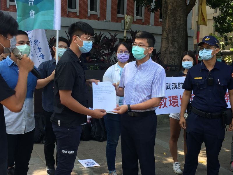 ▲高教司科長賴冠瑋收受陳情表示,教育部已經在12日再度發函給宜蘭大學,請宜大的校教評會應該依照教育法規定審理。(圖/記者黃仁杰攝,2020.08.25)