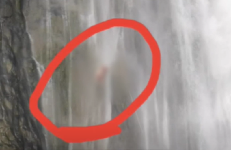 ▲貴州一對男女在挑戰瀑布垂降的過程中不幸出了意外，被卡在瀑布中、遭大水不間斷沖刷，最後雙雙罹難。（圖／翻攝自微博）
