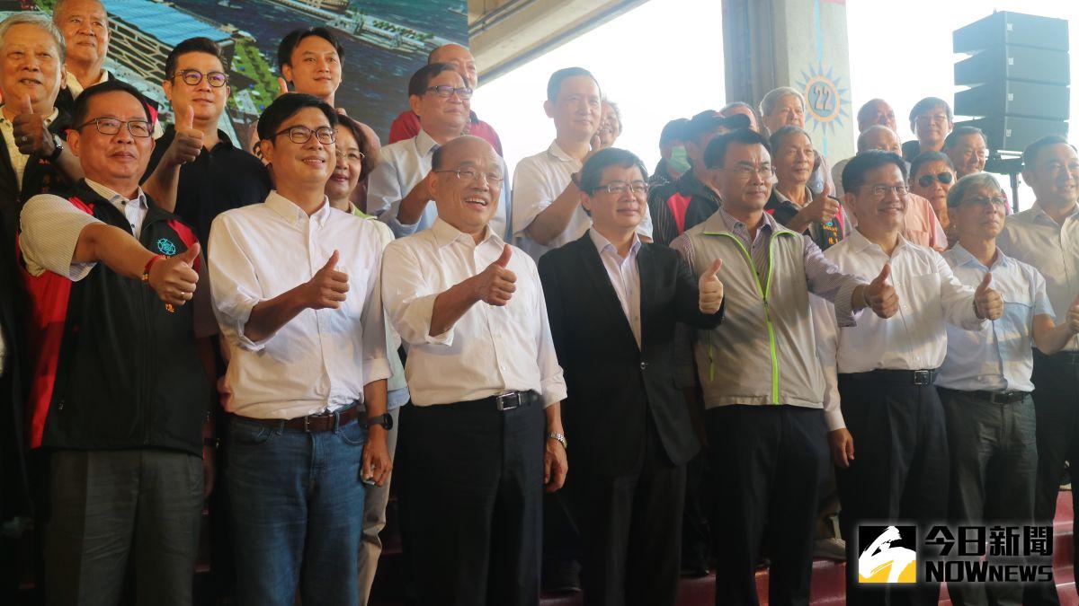 ▲行政院長蘇貞昌上午到高雄前鎮漁港視察，包括行政院秘書長李孟諺、農委會主委陳吉仲、交通部長林佳龍、高雄漁會理事長謝龍隱、高雄市長陳其邁均到場。（圖／記者鄭婷襄，2020.08.25）