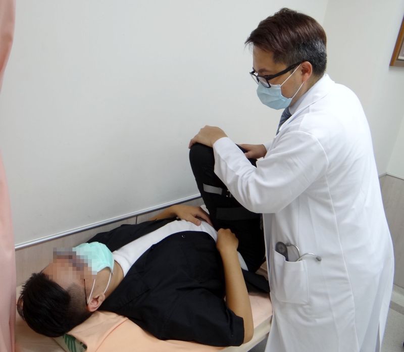 ▲林敬為替病人詳細檢查髖關節疼痛部位。(圖/奇美醫學中心提供)
