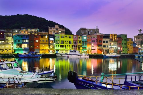 ▲基隆市政府邀請情侶們來基隆享受浪漫之旅，結合台灣好行「濱海奇基線」，讓旅客走訪正濱漁港色彩屋、潮境公園等地。（圖／基隆市政府提供）