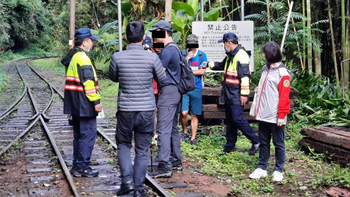 ▲4名違規行走鐵路遊客，遭警函送裁罰。（圖／林務局林鐵及文資處）