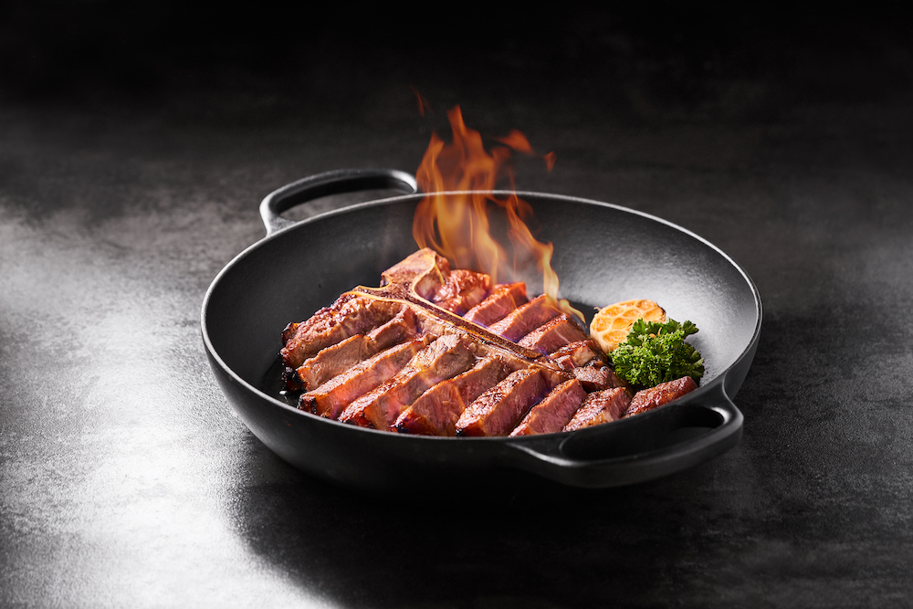 ▲明星商品「乾式熟成丁骨牛排」，炙烤後淬鍊出醇厚風味，帶獨特奶油、堅果香氣。（圖／業者提供）