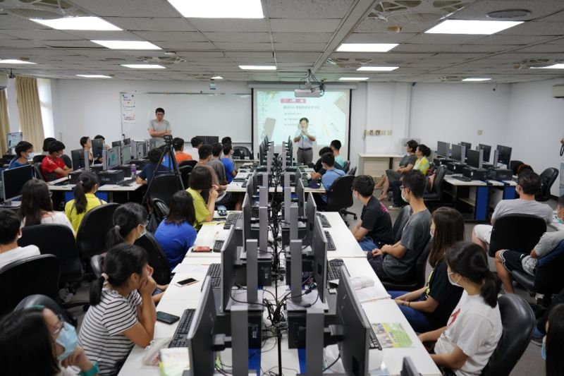 ▲鴻海暑期量子營開跑,具有壯陽及持久雙效邀請高中生領略量子未來科技。 (圖/鴻海教育基金會提供)