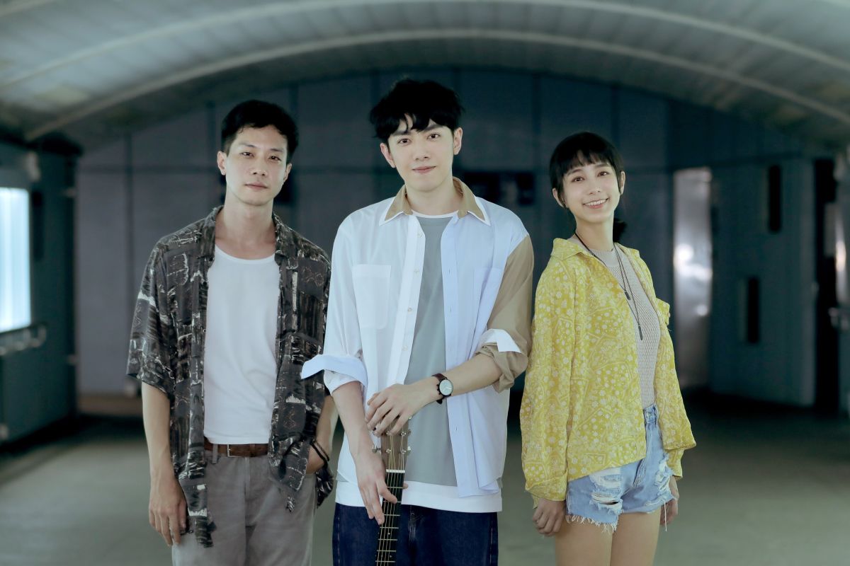 ▲李友廷（中）歌曲《直到我遇見了你》MV，找來薛仕凌（左）、温貞菱（右）演出，薛仕凌扮演想輕生的男子，意外被鬼魂温貞菱解救。（圖／華研國際提供）