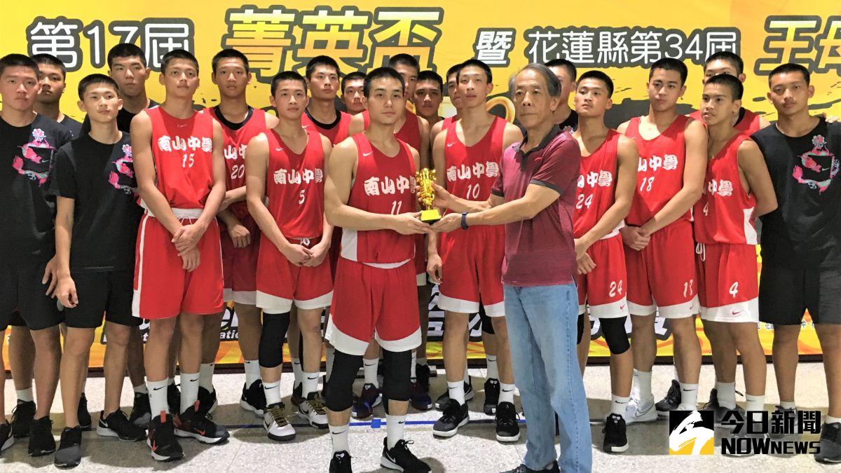 ▲南山高中拿下花蓮菁英盃冠軍，隊長陳力生代表領獎。（圖／鍾東穎攝 ,2020.08.25）