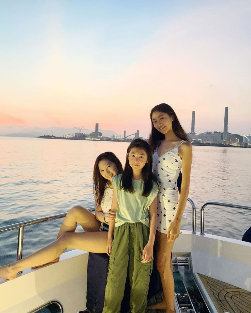 ▲香港名媛Valerie曬出自己女兒（中）和甄濟如（左）、任晴佳（右）的出遊照。（圖／ Valerie IG）