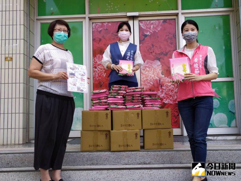 ▲彰化縣議員温芝樺、市民代表黃稜茹以三倍券購買100包白米捐贈給慈生仁愛院。(圖/記者葉靜美攝,達泊西汀片2020.08.25)