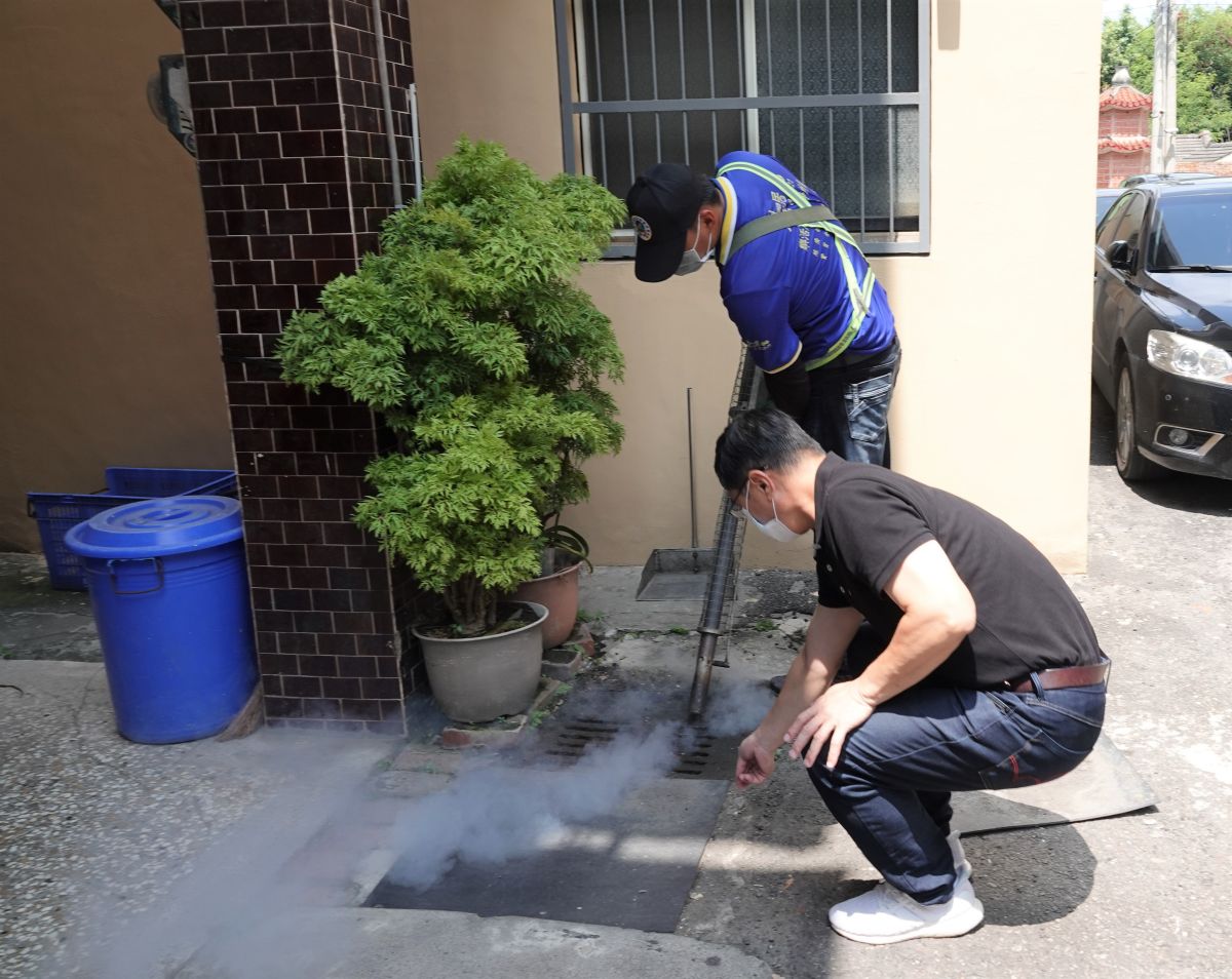 ▲鹿港鎮長許志宏今(25)日前往郭厝里視察登革熱防治，他籲請民眾要定期巡視家戶周遭的積水與瓶罐，防止登革熱疫情侵害。（圖／記者葉靜美攝，2020.08.25）