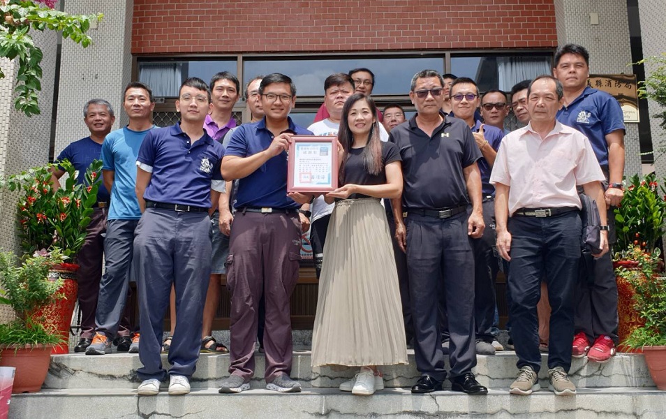 ▲嘉新國中教育基金會董事長徐文昭(中)號召捐贈新港消防分隊消防衣專用洗衣機、洗衣精及健身房鏡子，協助冒險犯難的救災英雄建立友善職場。（圖／嘉新國中教育基金會提供）