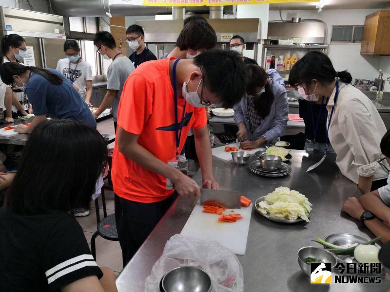 ▲109年度青少年職業探索營-餐飲體驗課程，特邀明道大學餐旅系專業師資講授，餐飲體驗課程。（圖／記者陳雅芳攝，2020.08.25）