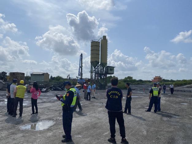 ▲在南市府監督下，安定紘榮實業今日拆除違建與移除水泥機具（圖／台南市政府提供）