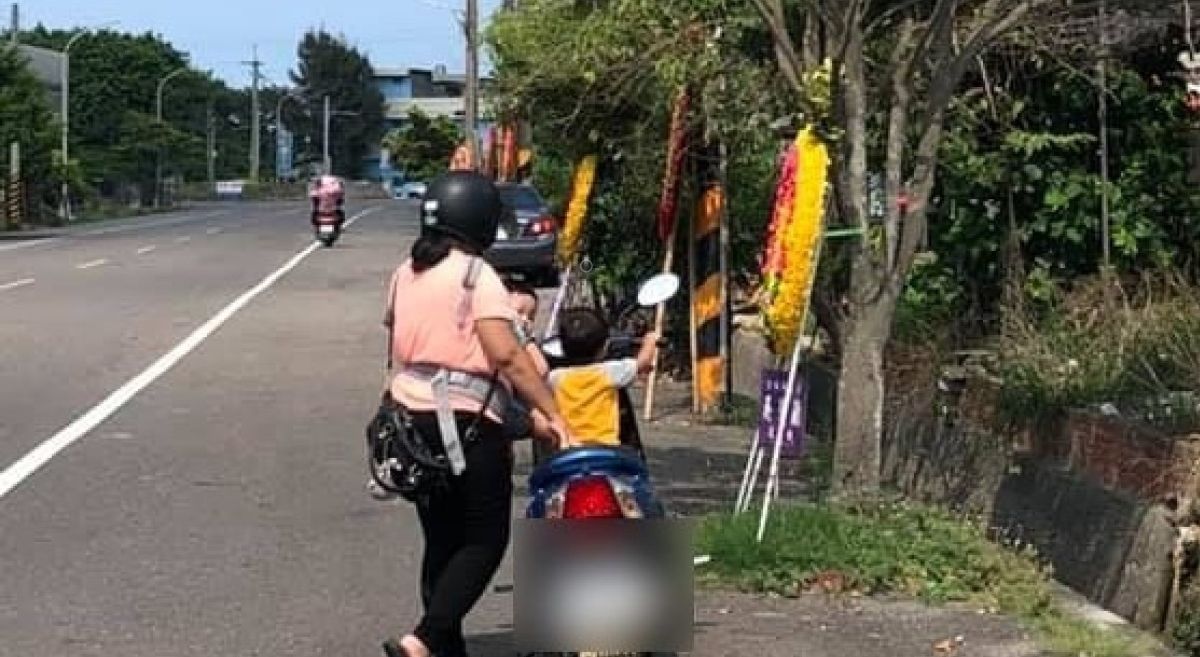 ▲婦女帶著二個幼兒到麥寮親友家，他騎著機車外出購物，不慎遺失手機無法導航回親友家。（圖／記者蘇榮泉攝，2020.08.25）