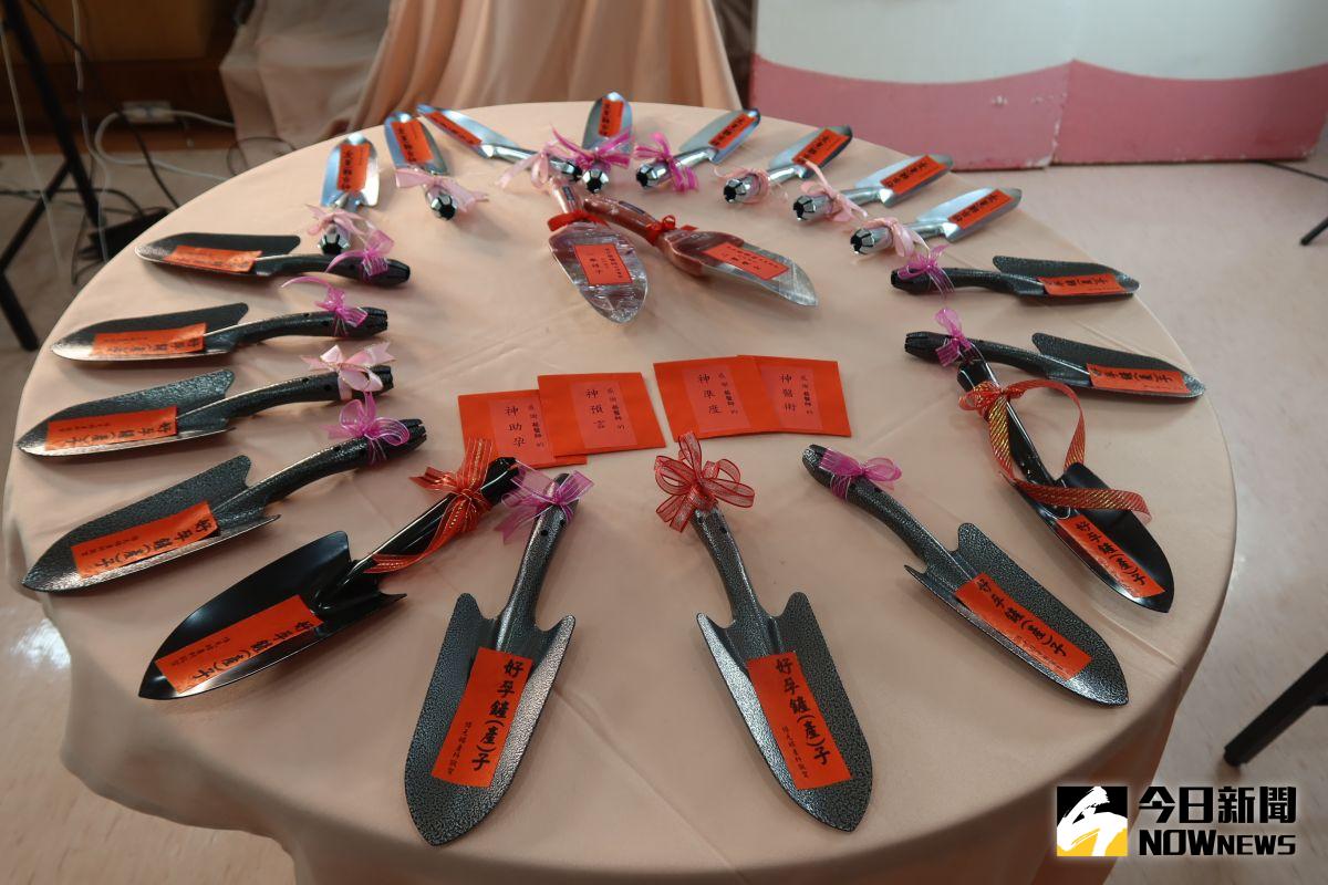 ▲婦產科象送徵好孕的「助孕鏟子」希望媽媽們能多多增產報國，為臺灣帶來希望。（圖／記者陳雅芳攝）