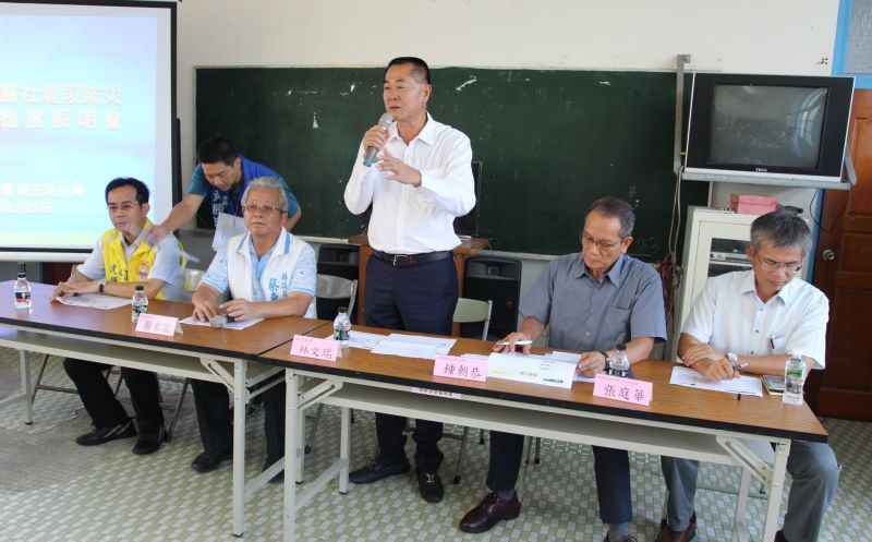 ▲立委林文瑞和議員蔡東富邀集水利署等相關人員前來說明「斗南鎮崙仔溪將軍舊舍防災減災工程」進度。(圖/記者簡勇鵬攝,2020.08.25)