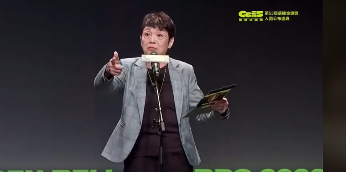 ▲羅小雲揭曉原民節目入圍廣播金鐘獎，竟在台上發出詭異吼叫，挨批歧視原住民。（圖／Yawi Yukex臉書）