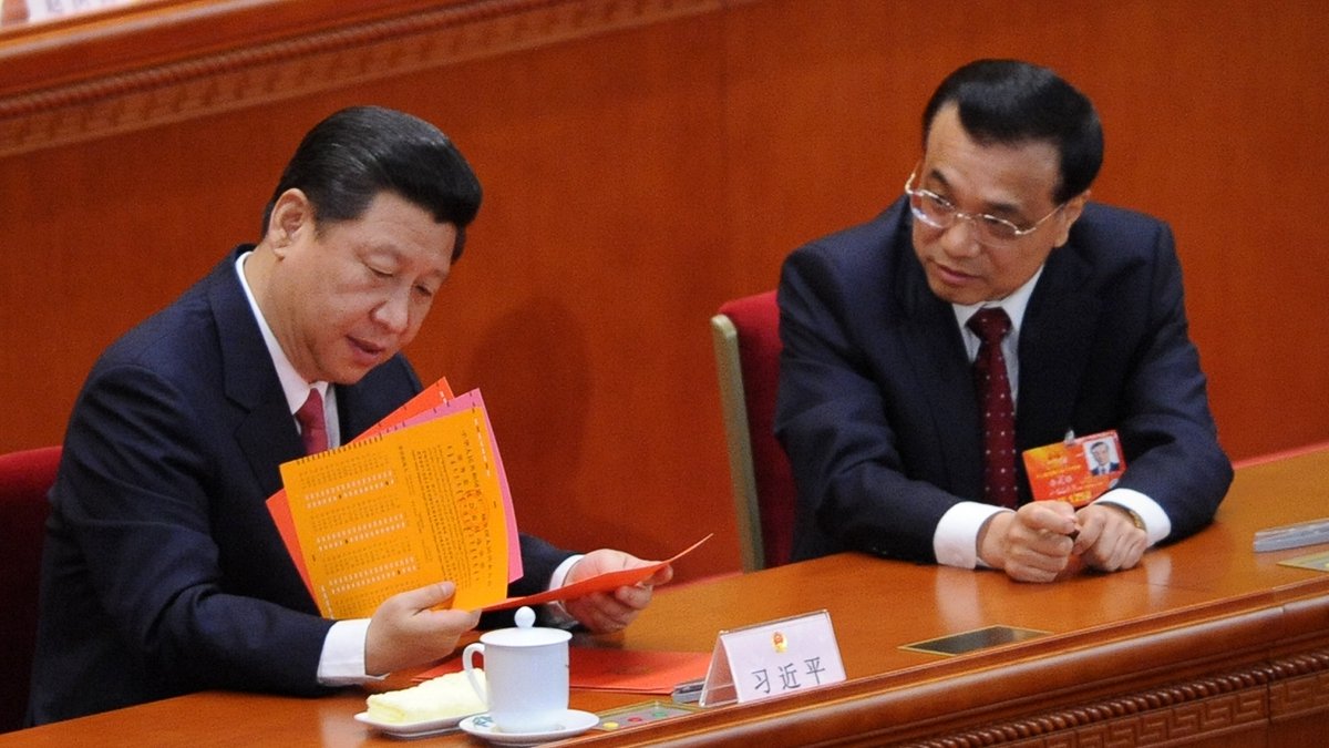 ▲新冠疫情發生2年多，隨著病毒不斷變種、國際疫情反覆，中國的清零政策面臨巨大挑戰，爭議四起。圖為李克強（右）與習近平（左）資料照。（圖／翻攝自新華網）