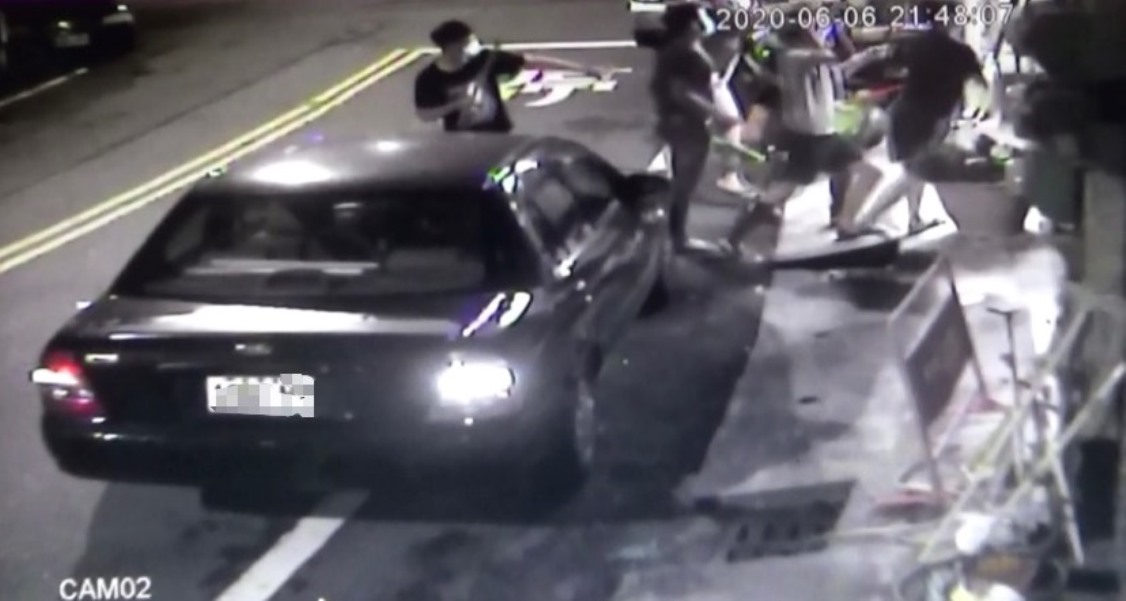 ▲台南「陸橋幫」聚眾砸毀被害人花店財物。（圖／記者陳聖璋翻攝）