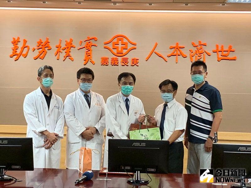 ▲滿懷感恩,長庚醫院與旭光高中互贈禮物。(圖/記者陳惲朋攝)