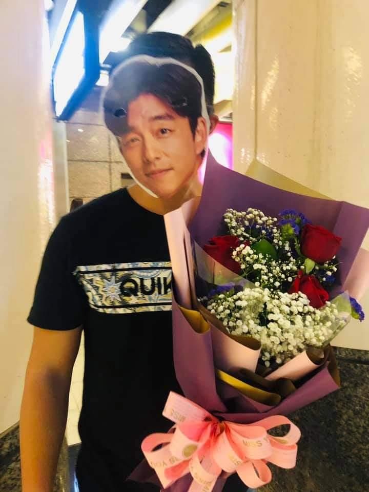 ▲原PO閨密遠遠看到的孔劉，靠近一看卻發現身影好像有點熟悉。（圖／翻攝自臉書社團《爆廢公社二館》）