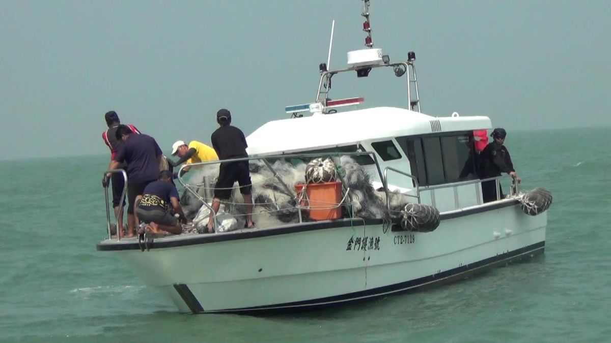 ▲金門縣政府與金門海巡隊執行「護永專案」，清除長達1300公尺的流刺網。(圖/金門海巡隊提供)