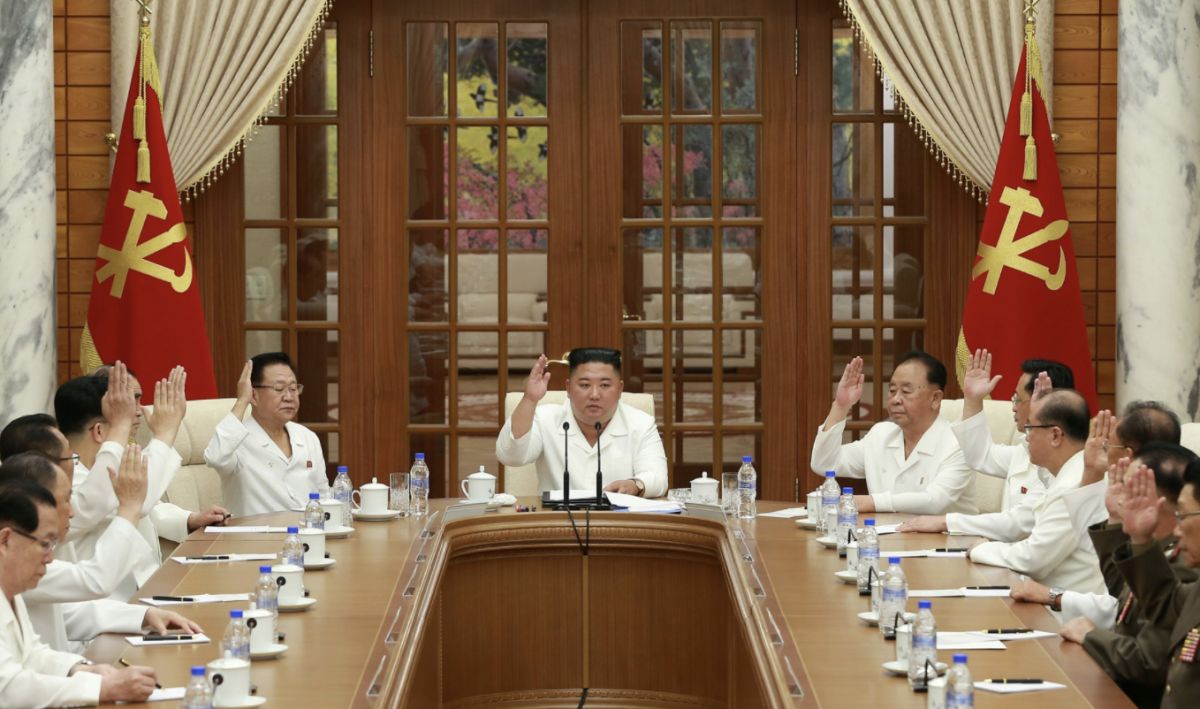▲從朝中社發布的照片可以看到，北韓領導人金正恩親自主持勞動黨會議，並指示官員就強颱來襲做好相關預防措施。（圖／美聯社／達志影像）