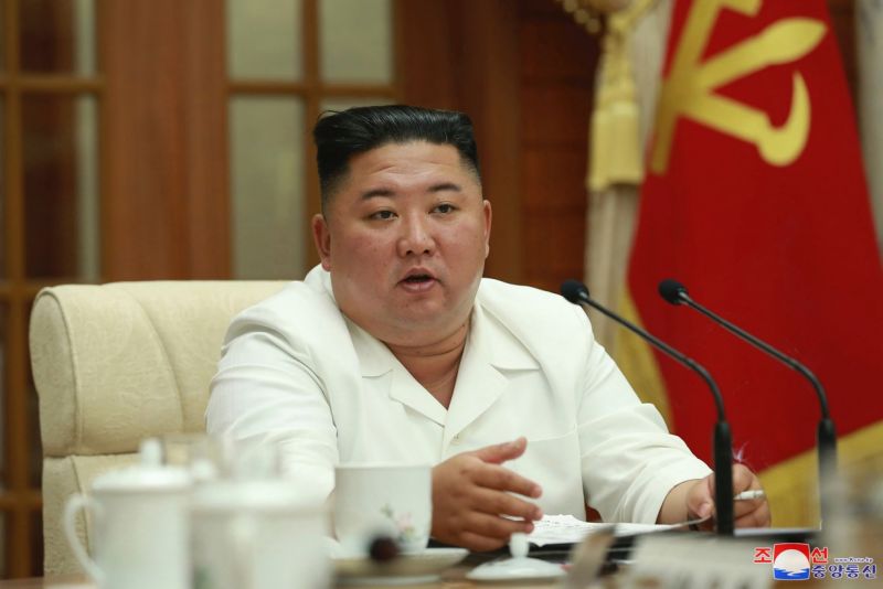 ▲金正恩15日主持北韓政治局擴大會議，要求防疫維持「超級緊張狀態」。（圖／美聯社／達志影像）