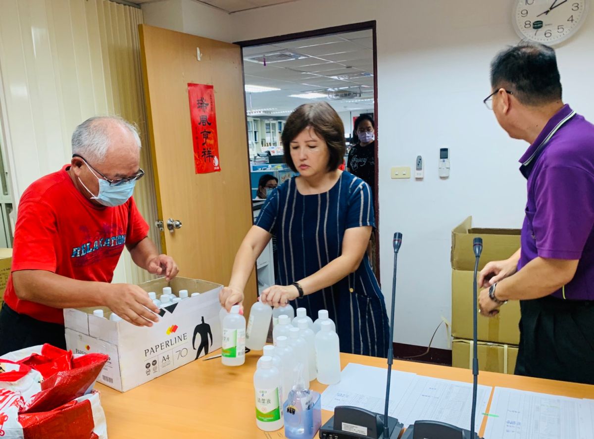 ▲基隆市教育處今(26)日配發防疫物資給各級學校，讓學校能夠安心防疫。（圖／基隆市政府提供）
