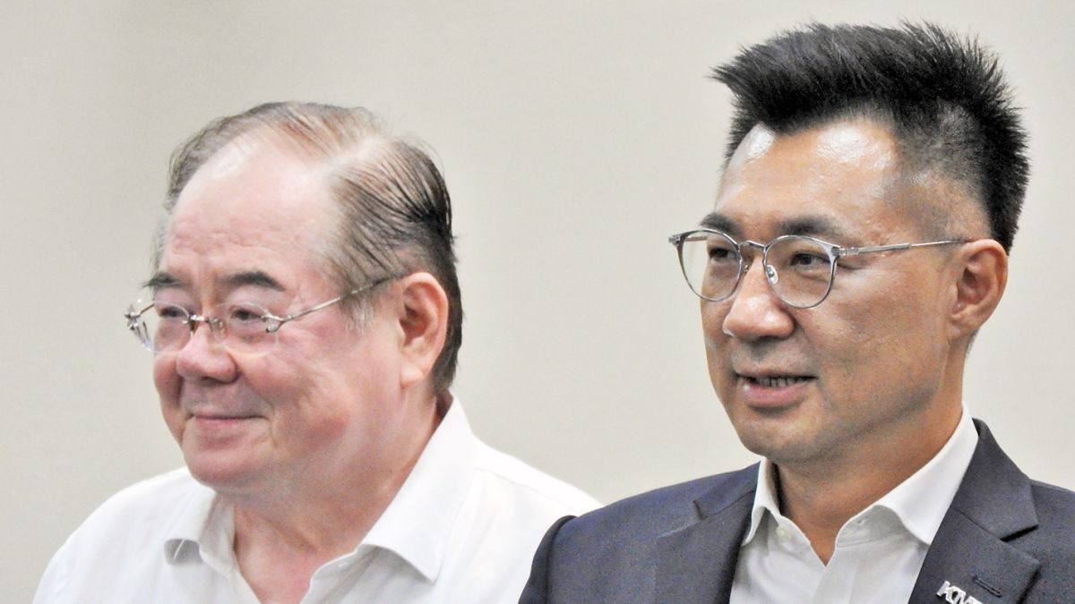 ▲國民黨主席江啟臣在中常會表示，司法院大法官即將公布黨產條例釋憲結果，在蔡英文總統「用人唯綠」的習性下，「我們沒有樂觀的本錢」。圖為江啟臣和祕書長李乾龍。(圖／記者陳弘志攝，2020.08.26)