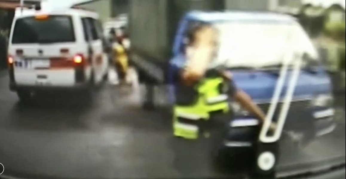 ▲不慎受傷員警以右手貼著右額頭。(圖／記者陳惲朋翻攝）